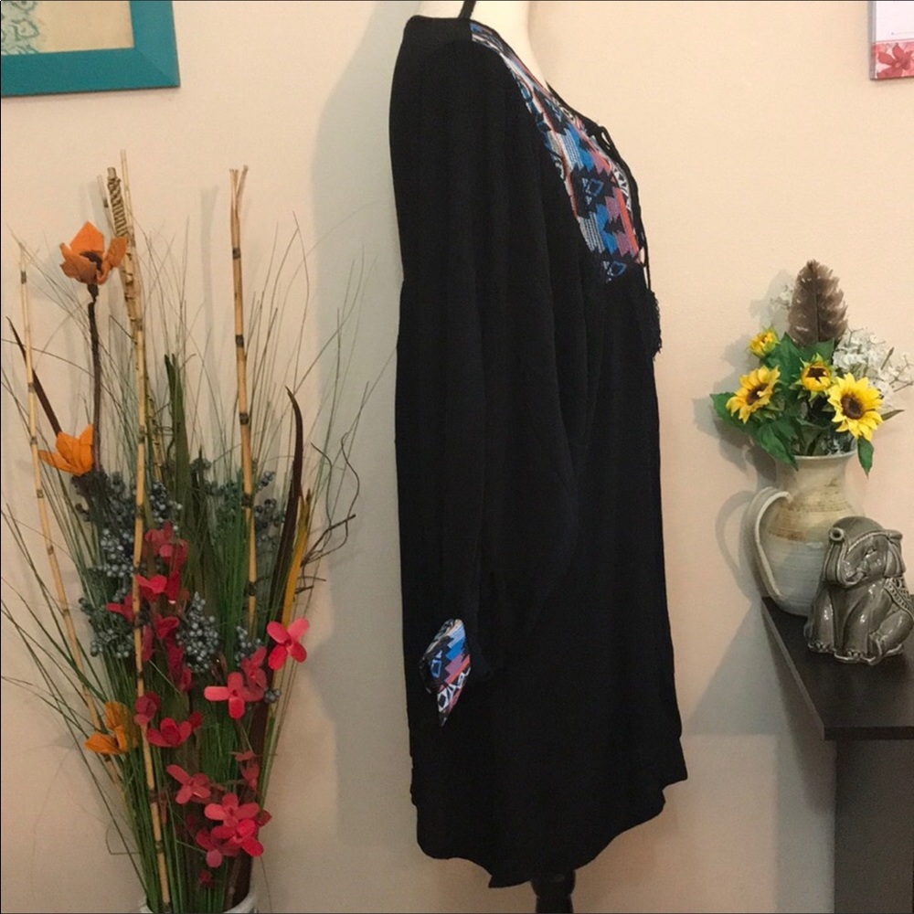 Velzera Embroidered Tunic - Picture 5 of 8
